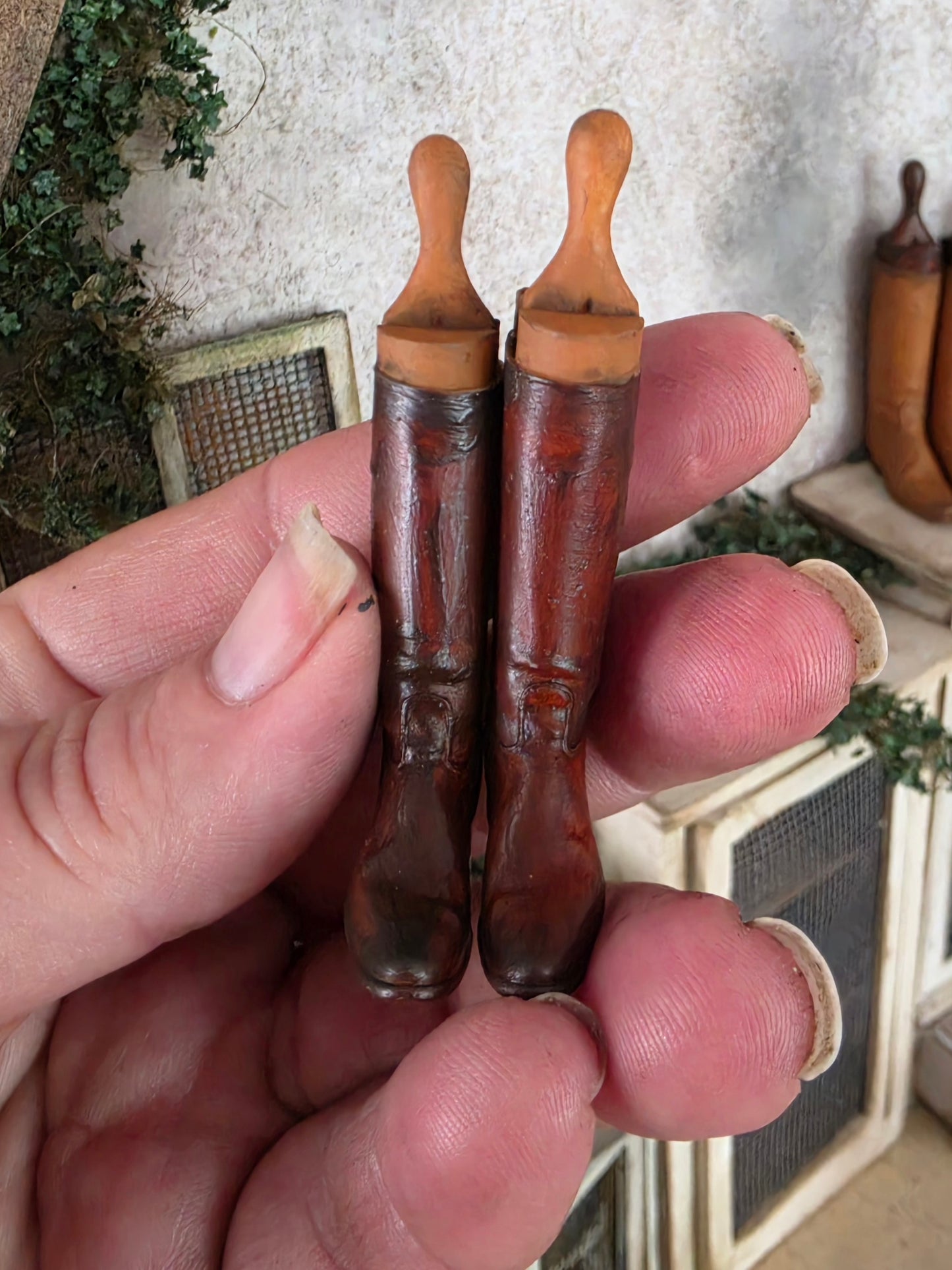 Miniatuur Vintage Paardrijlaarzen – Handgemaakt in Brocante Stijl 1:12