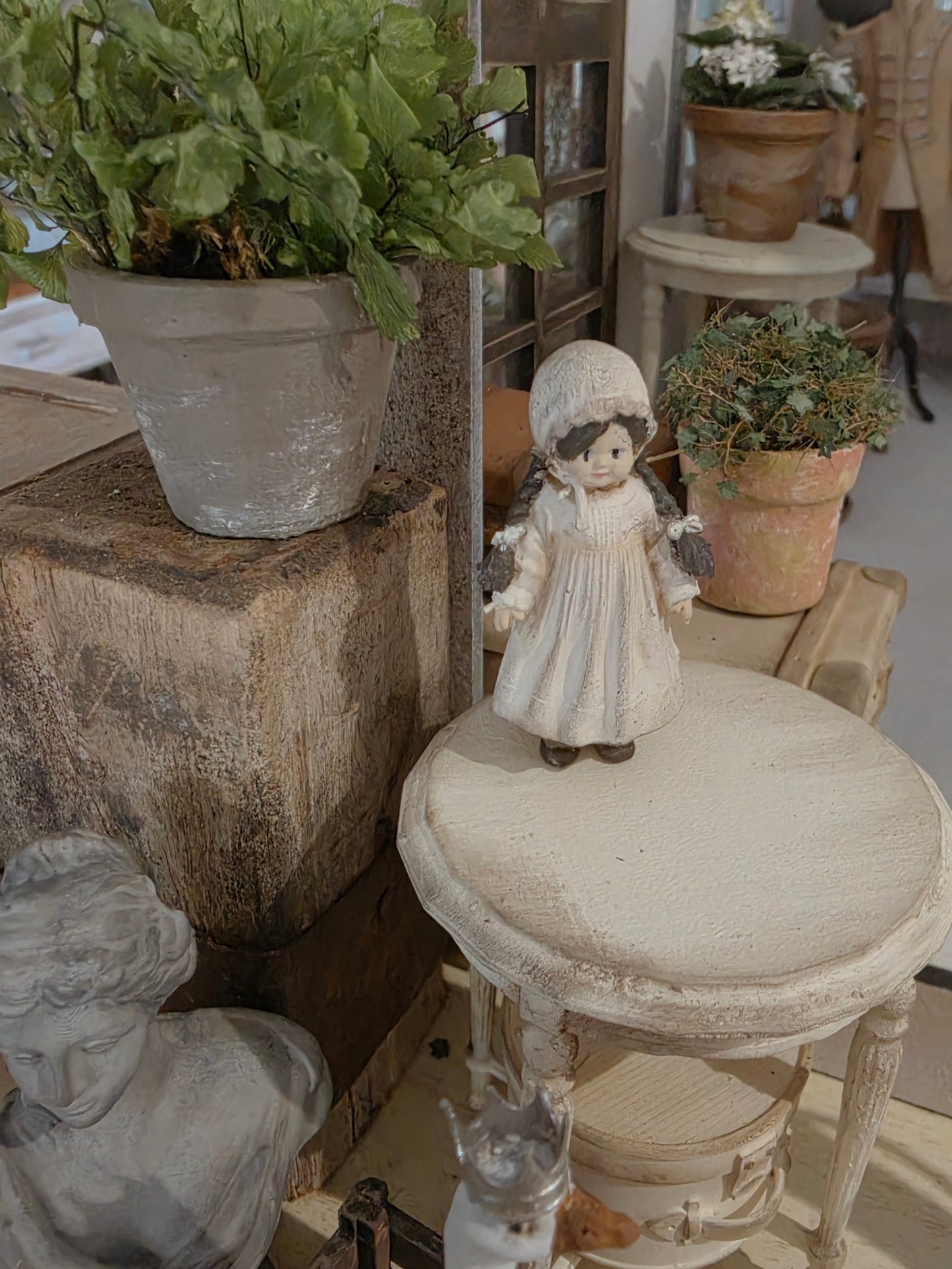 Miniatuur Popje in Vintage Stijl 1:12 | Geïnspireerd op Klassieke Käthe Kruse Poppen | Handgemaakt & Handbeschilderd | Resin Poppenhuis Miniatuur