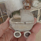 Miniatuur Oude Rieten Poppenwagen – Handgemaakt in Brocante Stijl 1:12