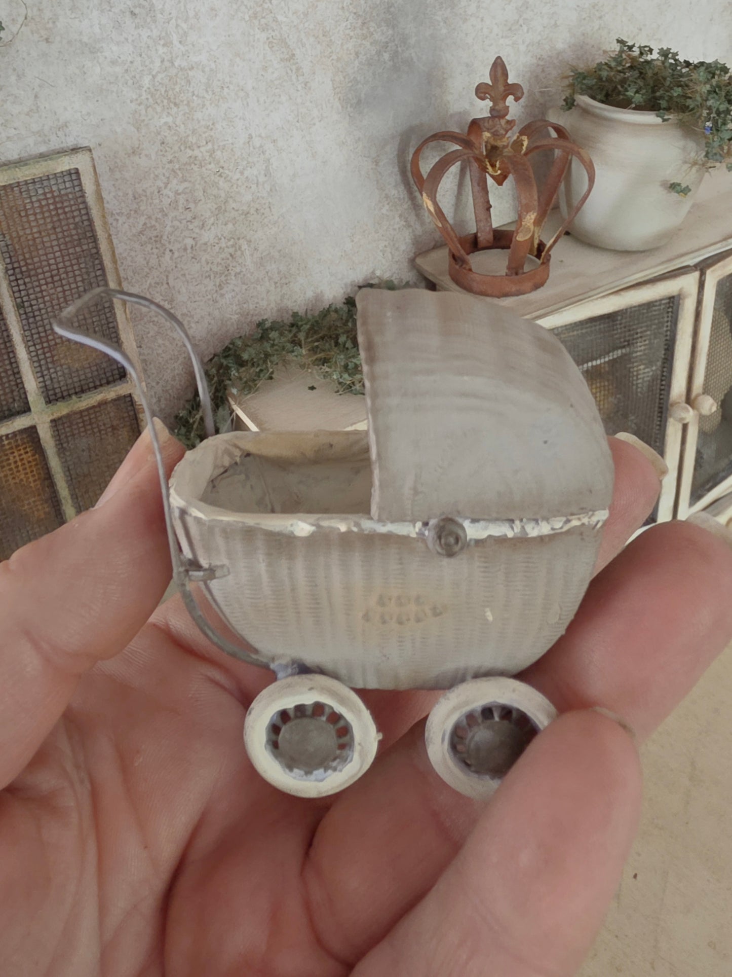 Miniatuur Oude Rieten Poppenwagen – Handgemaakt in Brocante Stijl 1:12