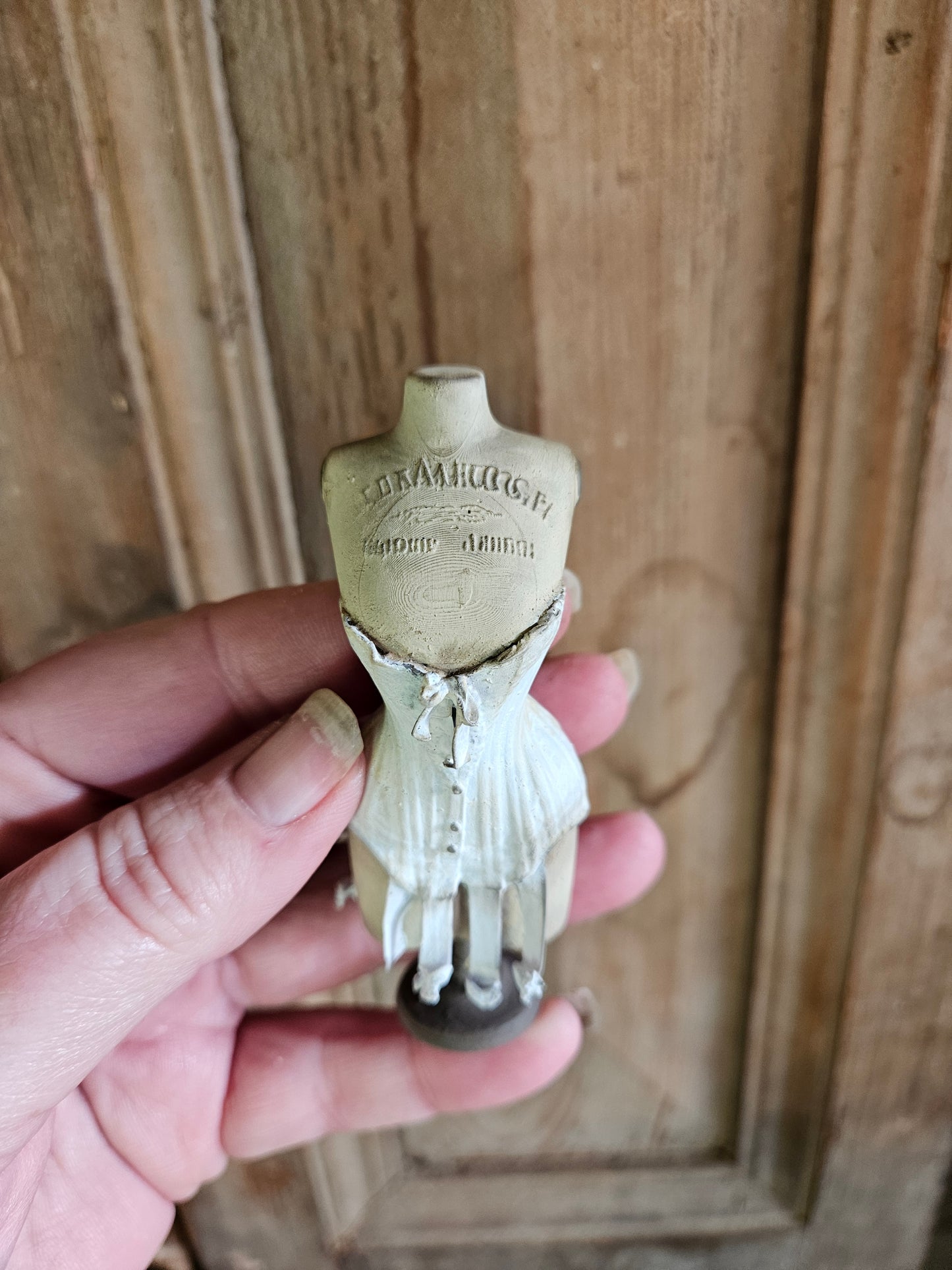 Handbeschilderde Miniatuur Corsetbuste met Corset – Schaal 1:12 – Unieke Franse Atelier Decoratie, poppenhuis, diorama