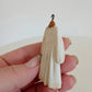 Miniatuur Victoriaans Jurkje op Hanger – Romantische Brocante Elegantie