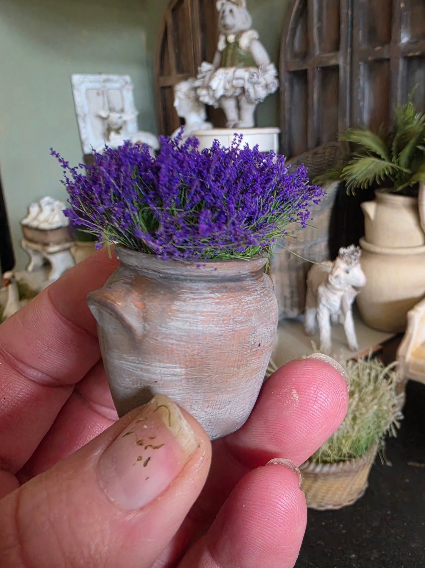 Miniatuur gres pot met lavendel, schaal 1 op 12, poppenhuis, diorama