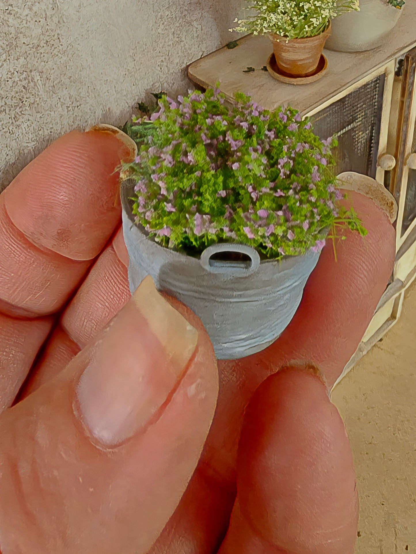 Miniatuur Lila Plantje in Verweerd Zinken Teiltje – Handgemaakt in Brocante Stijl 1:12