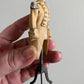 Miniatuur paspop met Beige Napoleon jas schaal 1 op 12 historisch poppenhuis decor (kopie)