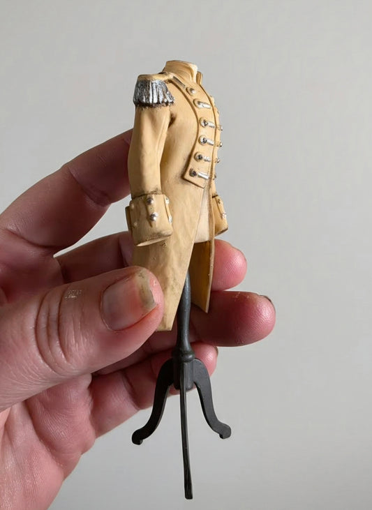 Miniatuur paspop met Beige Napoleon jas schaal 1 op 12 historisch poppenhuis decor (kopie)