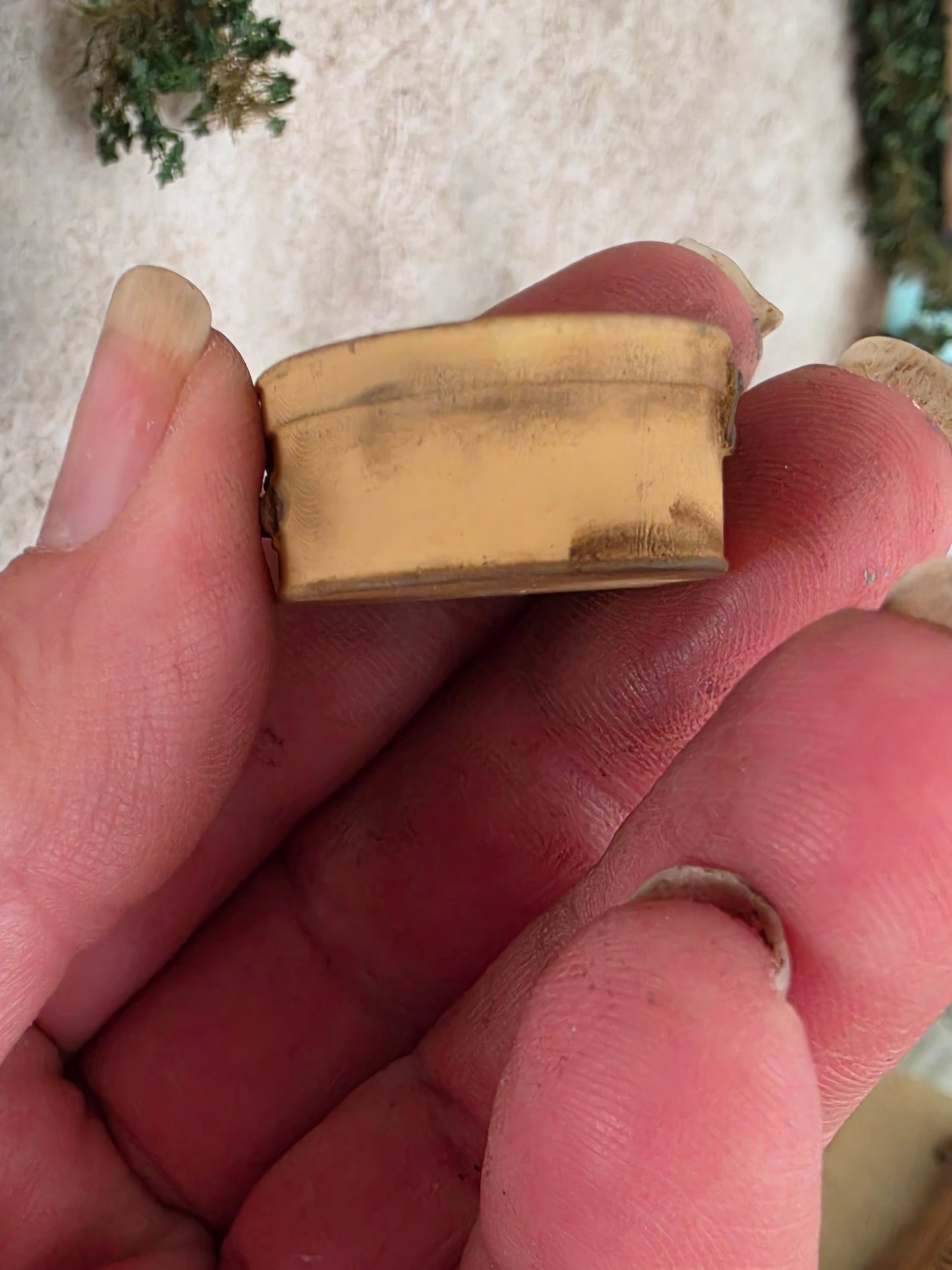 Miniatuur Brocante Ronde Koffertje 1:12 | Handgemaakt & Handbeschilderd | Resin Vintage Koffertje | Poppenhuis Accessoire