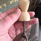 Miniatuur Duivenborst Paspop op Driepoot – Handgemaakt in Brocante Stijl 1:12