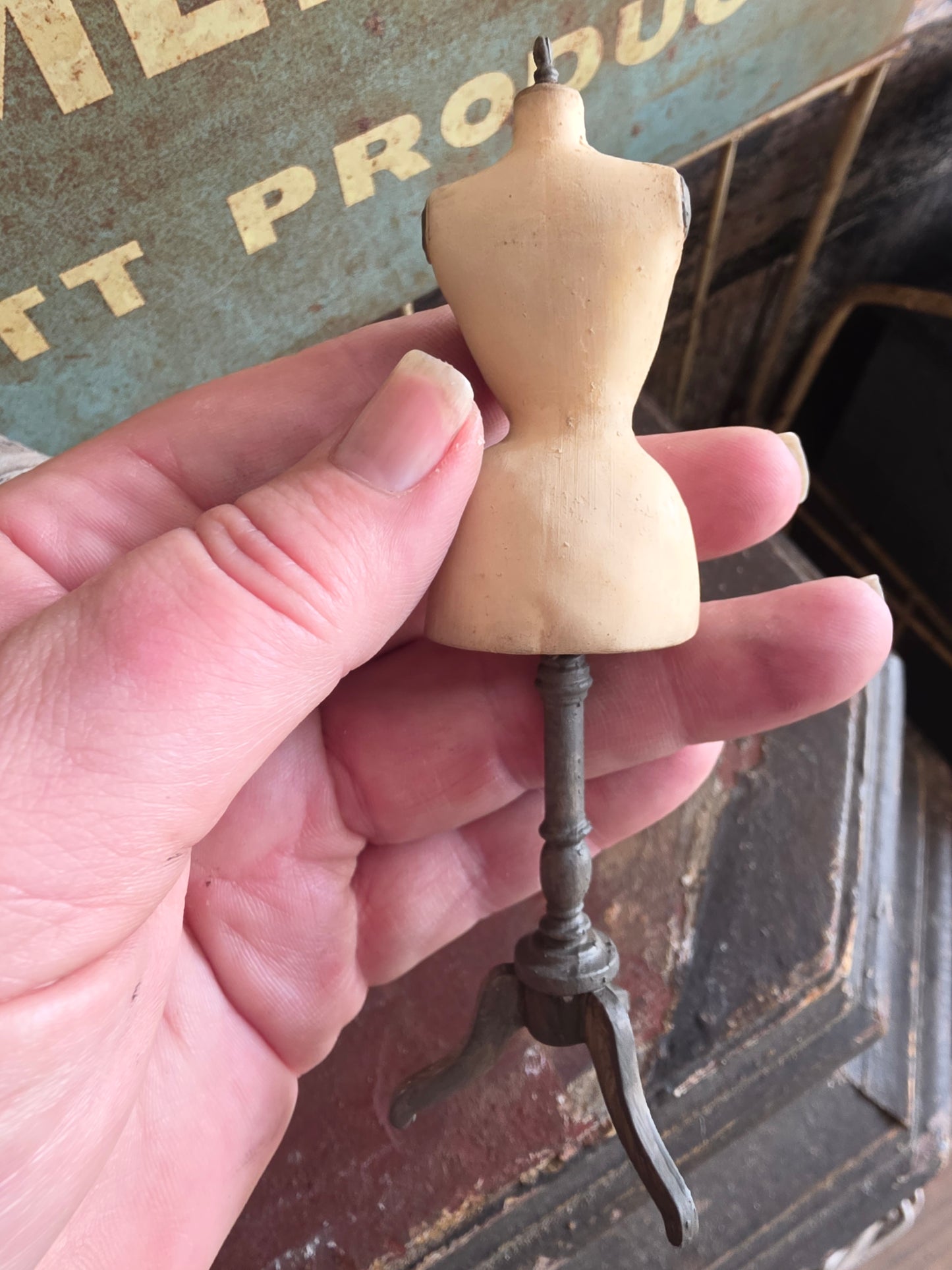 Miniatuur Duivenborst Paspop op Driepoot – Handgemaakt in Brocante Stijl 1:12