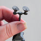 Miniatuur Oude Schoenenstandaard – Victoriaanse Winkelcharme