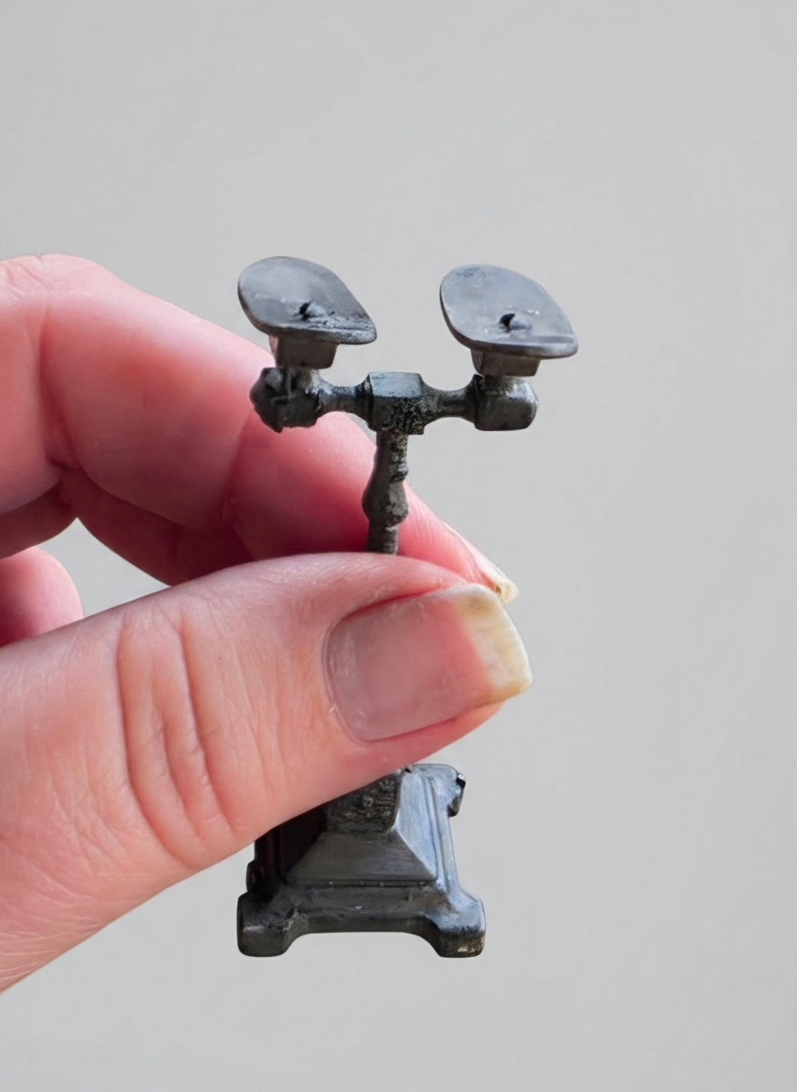 Miniatuur Oude Schoenenstandaard – Victoriaanse Winkelcharme
