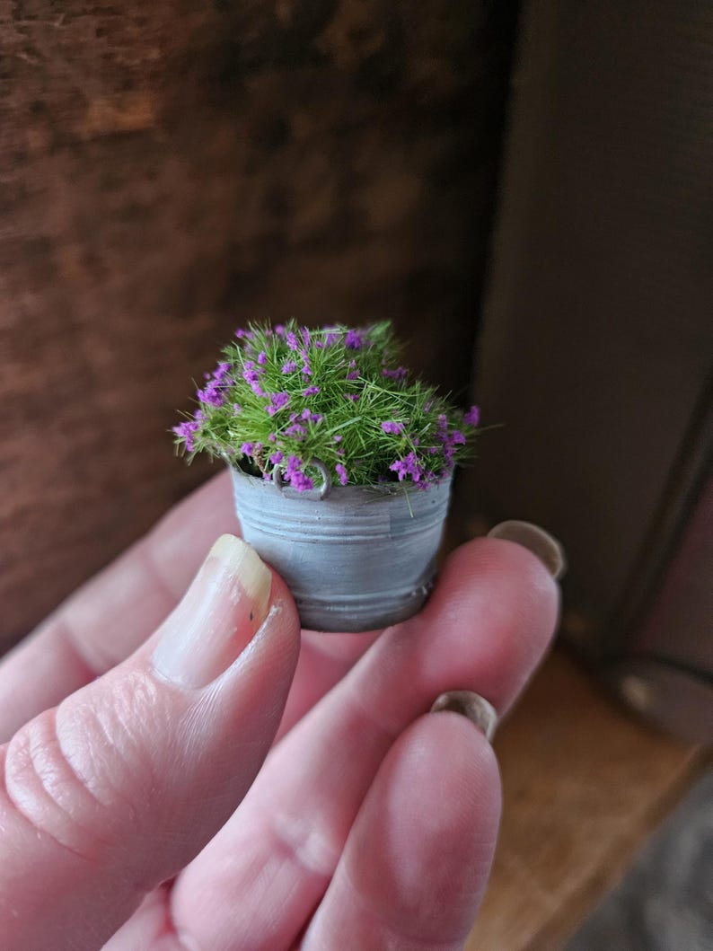 Miniatuur lila/paars plantje  1:12 – Resin – Zinken Teiltje – Poppenhuis Decoratie-Diorama