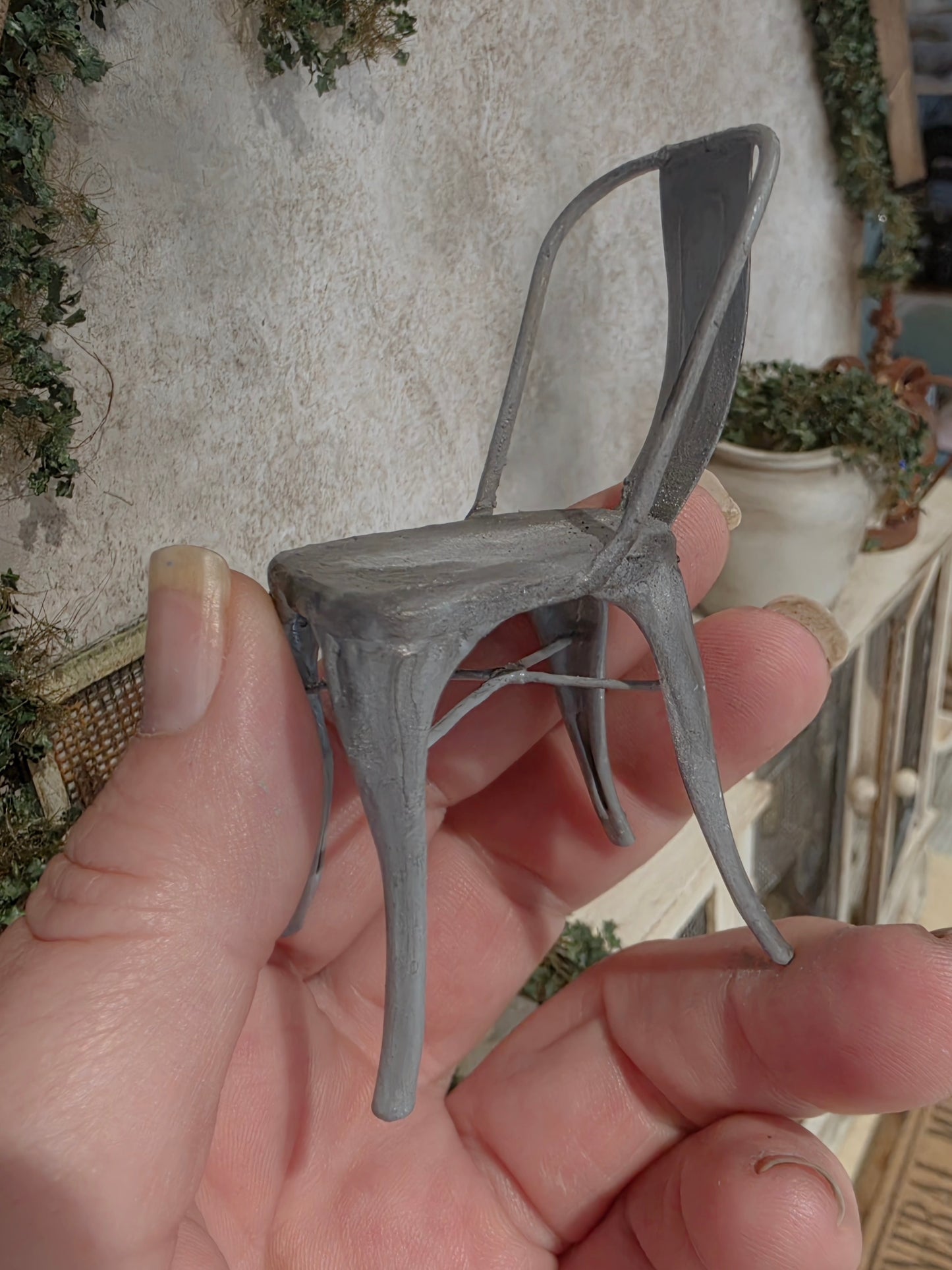 Miniatuur Brocante Tolix Stoel 1:12 | Handgemaakt & Handbeschilderd | Resin Industriële Stoel | Franse Poppenhuis Decoratie