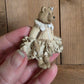 Romantische Miniatuur Beer in Jurkje 1:12 Handgemaakt en Handbeschilderd Uniek Poppenhuis Accessoire
