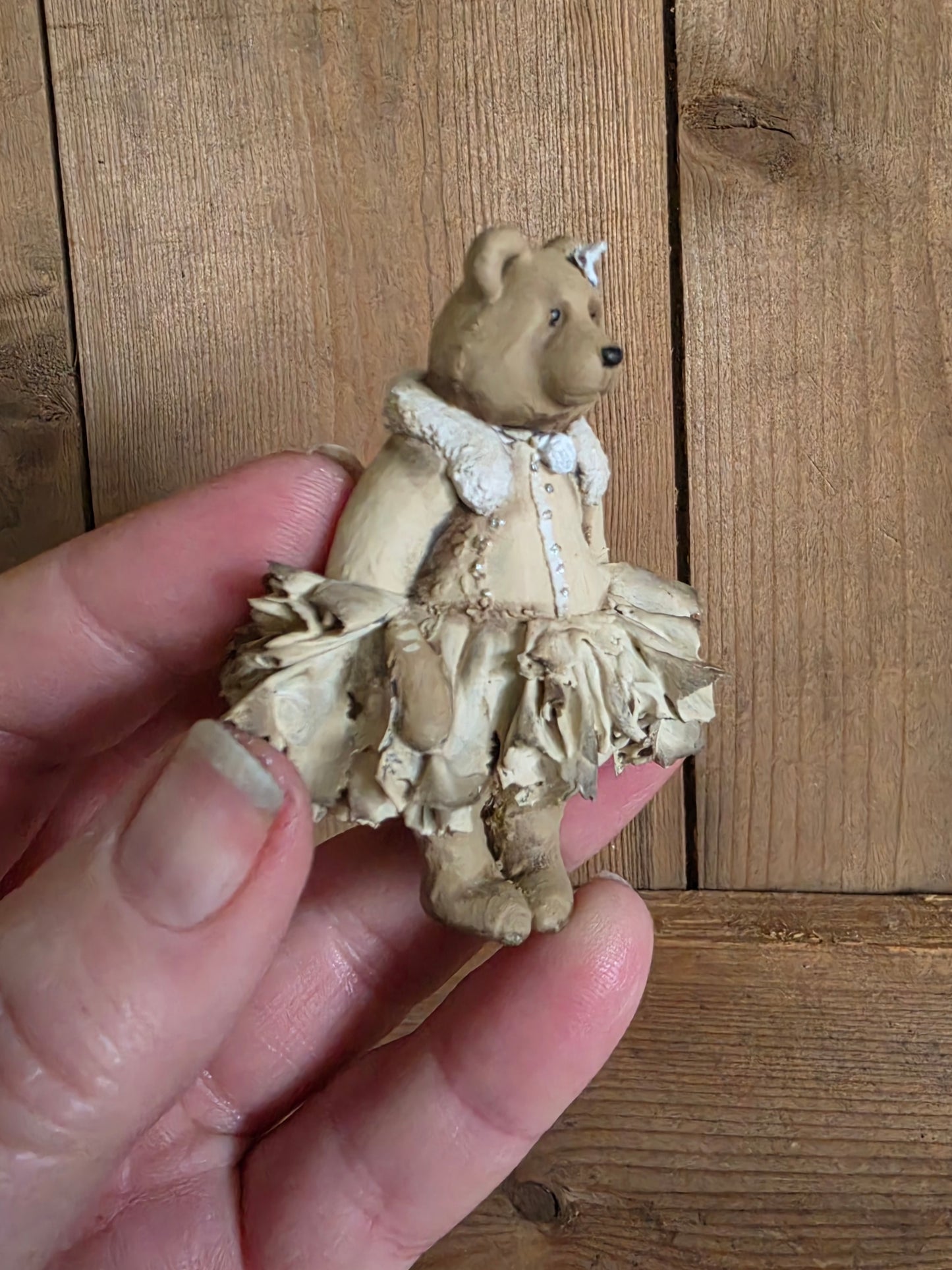 Romantische Miniatuur Beer in Jurkje 1:12 Handgemaakt en Handbeschilderd Uniek Poppenhuis Accessoire