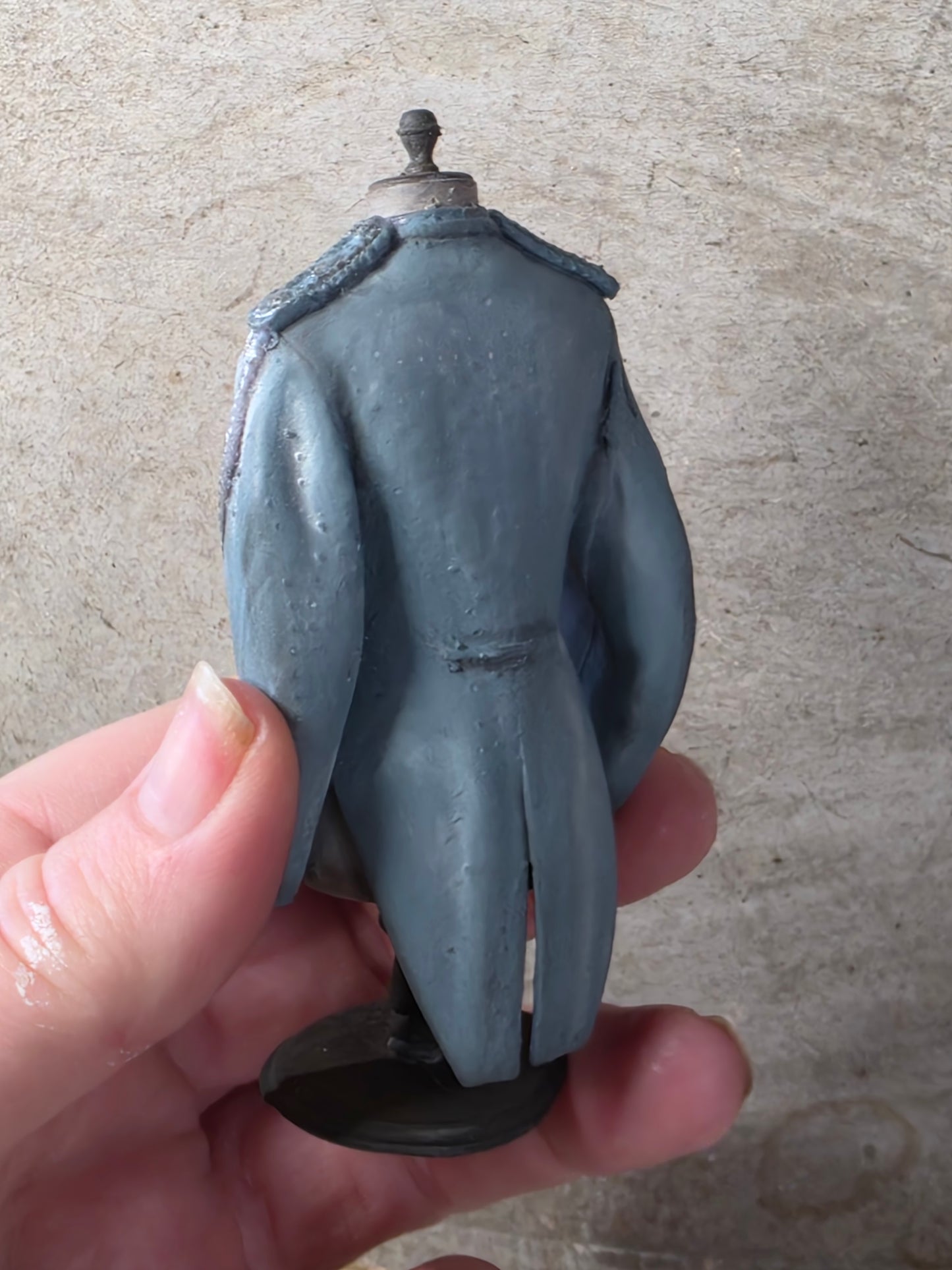 Handbeschilderde Miniatuur buste met uniform – Schaal 1:12 – Unieke Franse Atelier Decoratie, poppenhuis, diorama