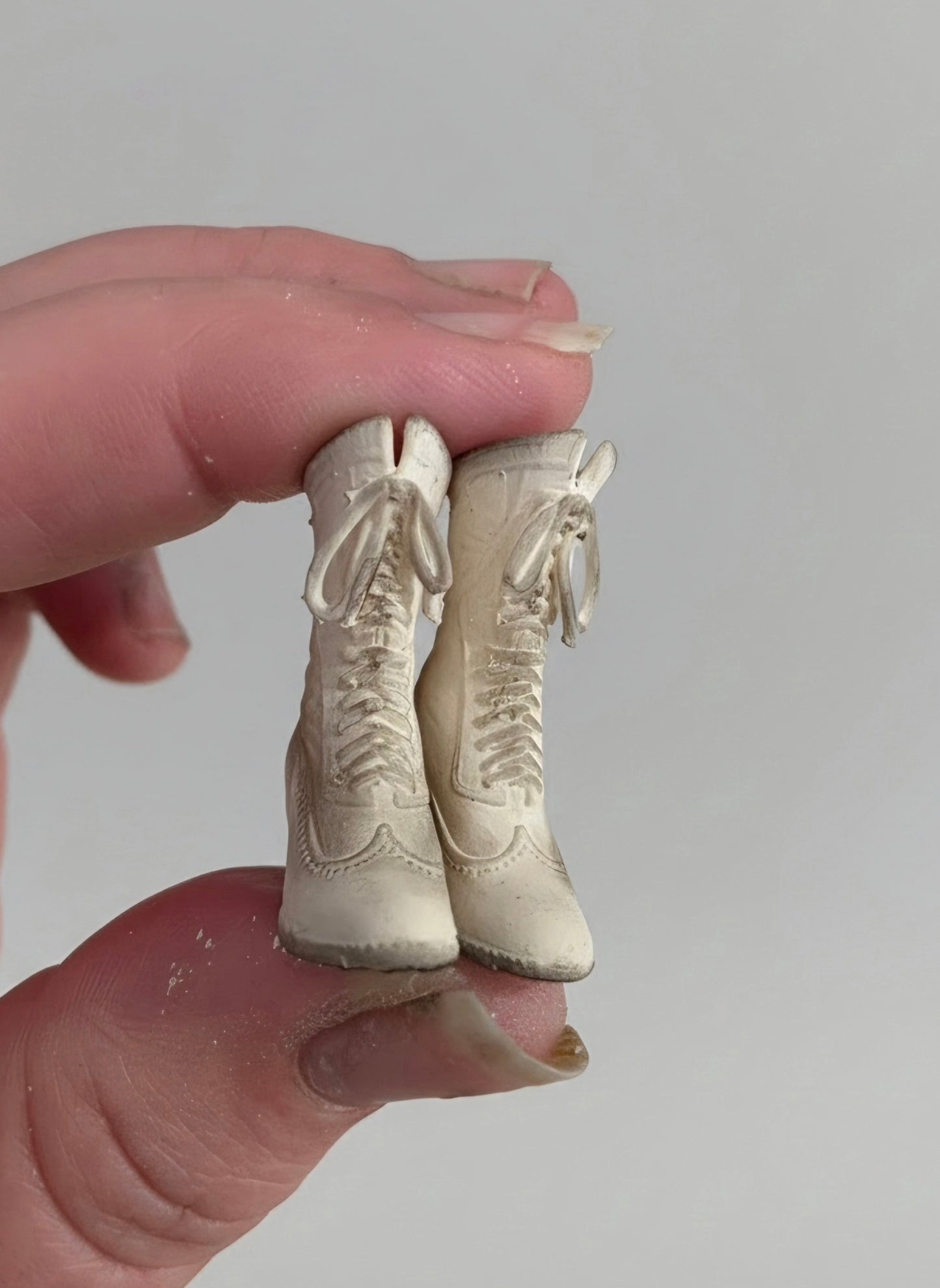Miniatuur Victoriaanse Schoentjes in Twee Kleuren – Elegantie uit Vervlogen Tijden