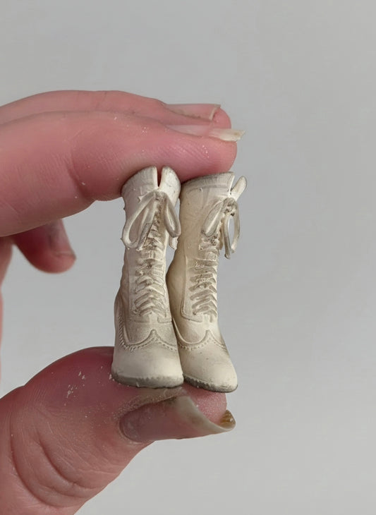 Miniatuur Victoriaanse Schoentjes in Twee Kleuren – Elegantie uit Vervlogen Tijden