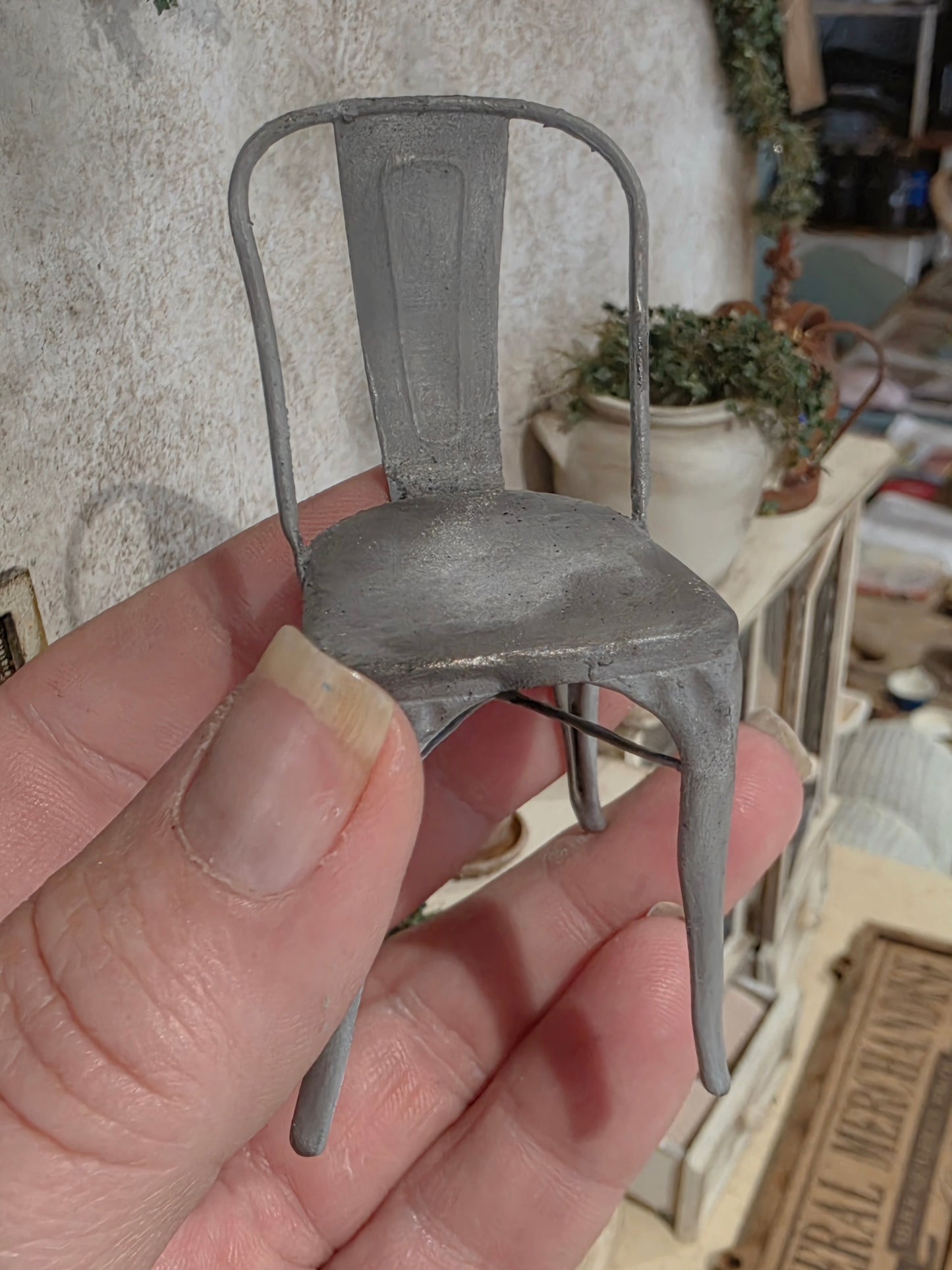 Miniatuur Brocante Tolix Stoel 1:12 | Handgemaakt & Handbeschilderd | Resin Industriële Stoel | Franse Poppenhuis Decoratie