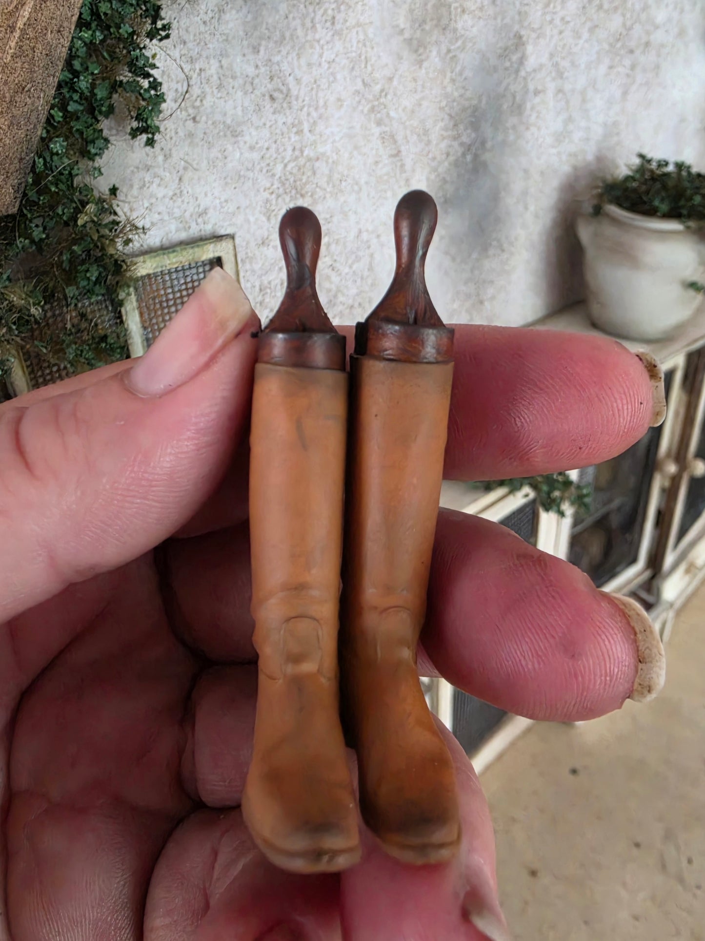 Miniatuur Vintage Paardrijlaarzen – Handgemaakt in Brocante Stijl 1:12