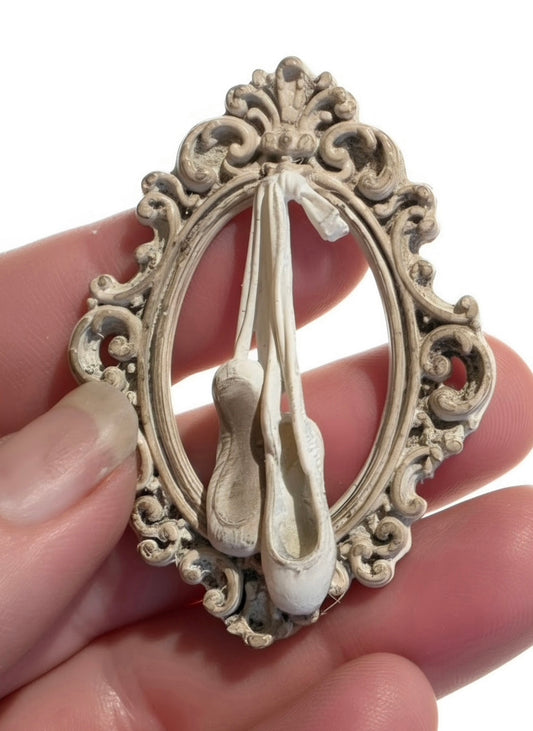 Miniatuur ovale Lijst met Balletspitzen – Romantische Balletdecoratie