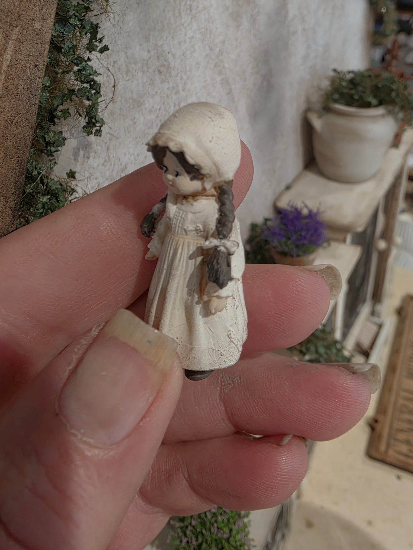 Miniatuur Popje in Vintage Stijl 1:12 | Geïnspireerd op Klassieke Käthe Kruse Poppen | Handgemaakt & Handbeschilderd | Resin Poppenhuis Miniatuur