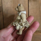 Romantische Miniatuur Beer in Jurkje 1:12 Handgemaakt en Handbeschilderd Uniek Poppenhuis Accessoire