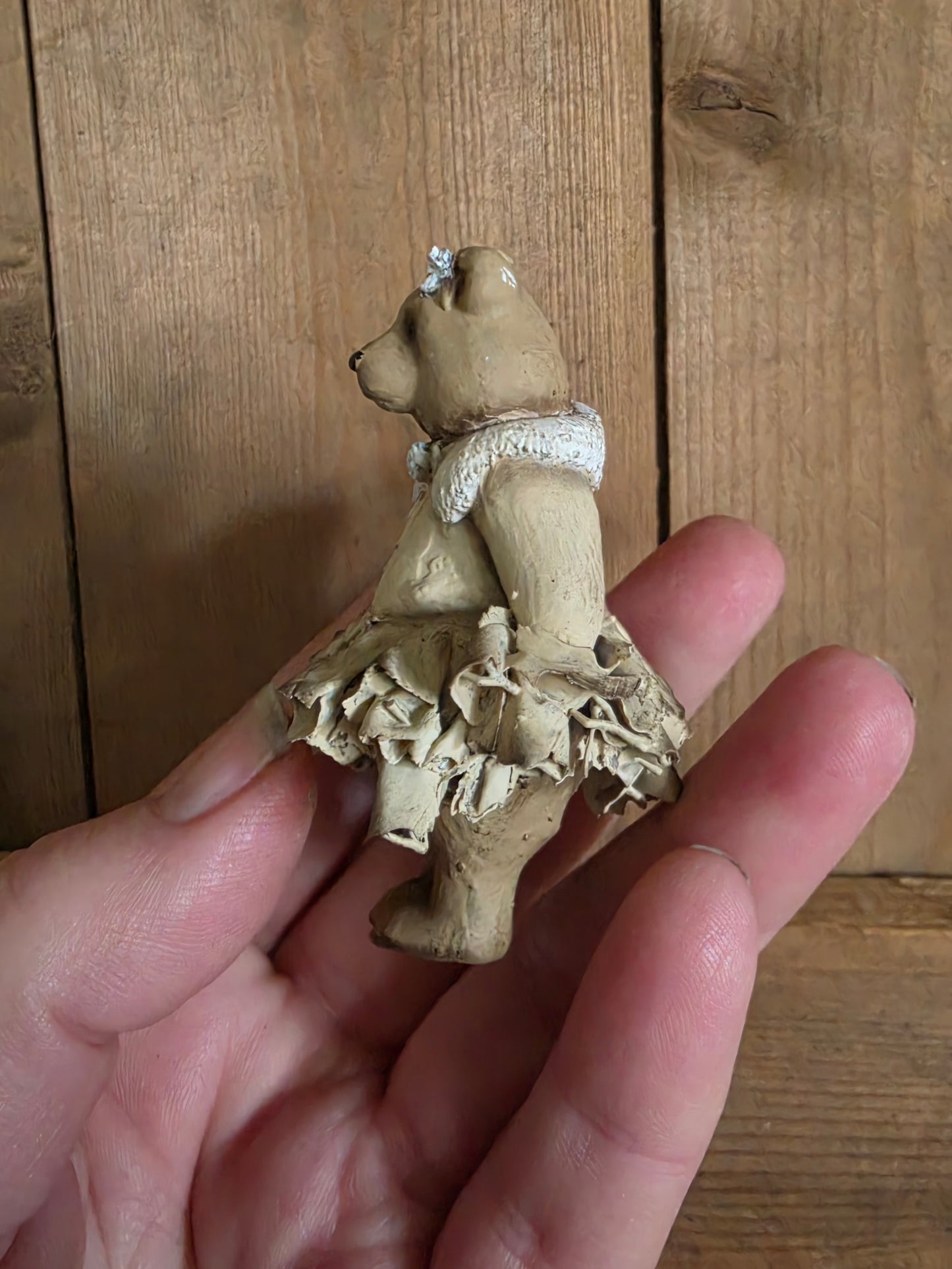 Romantische Miniatuur Beer in Jurkje 1:12 Handgemaakt en Handbeschilderd Uniek Poppenhuis Accessoire