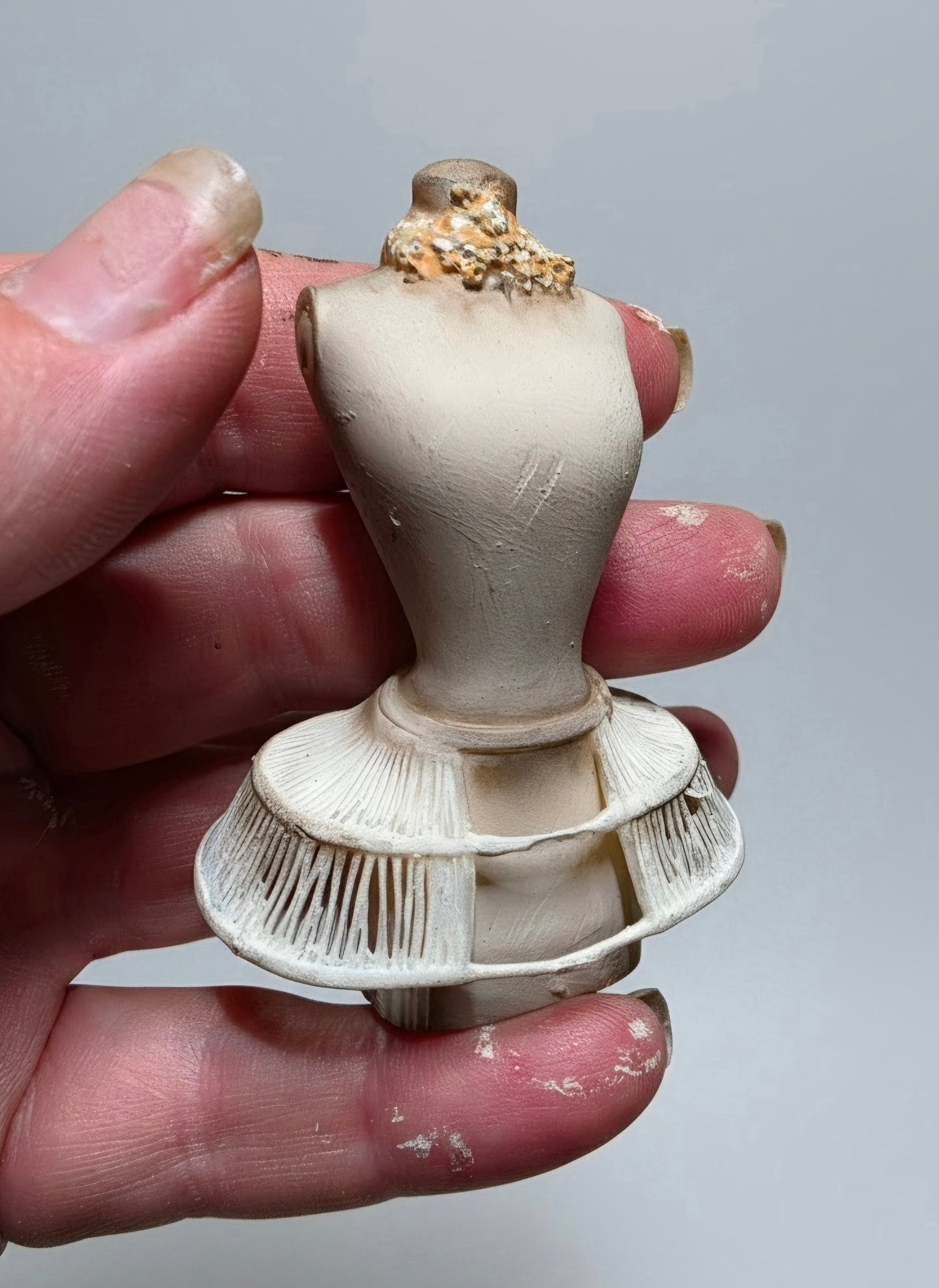 Miniatuur Buste met Crinoline – Victoriaanse Couture in Brocante Stijl