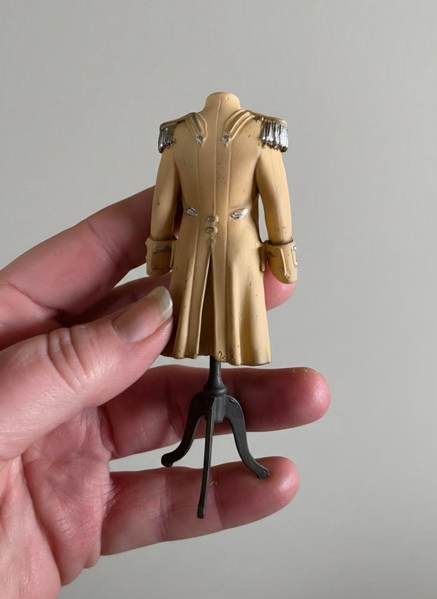 Miniatuur paspop met Beige Napoleon jas schaal 1 op 12 historisch poppenhuis decor (kopie)