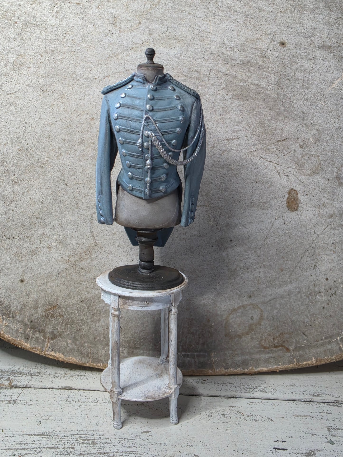 Handbeschilderde Miniatuur buste met uniform – Schaal 1:12 – Unieke Franse Atelier Decoratie, poppenhuis, diorama