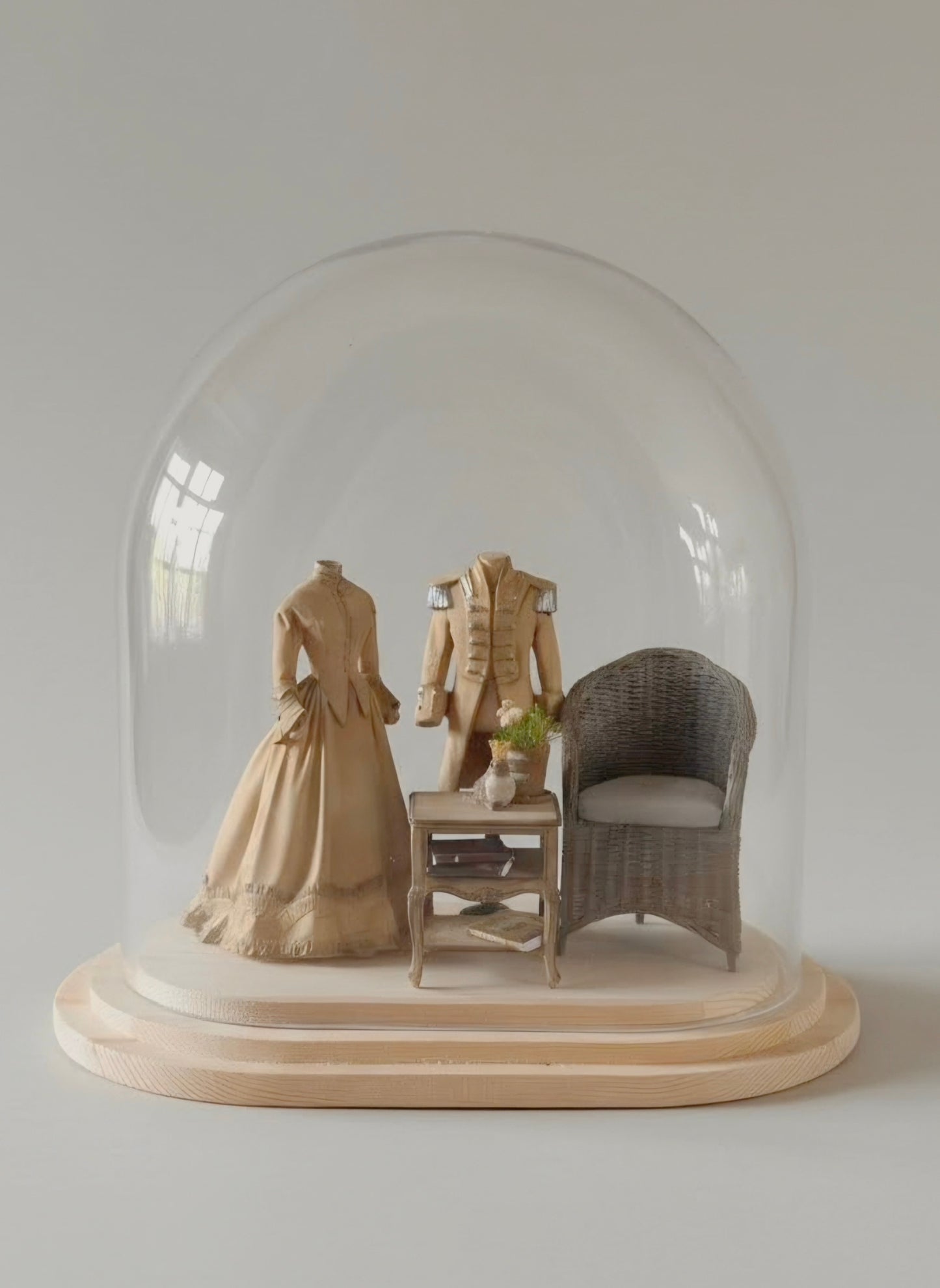 Miniatuur paspop met Beige Napoleon jas schaal 1 op 12 historisch poppenhuis decor (kopie)