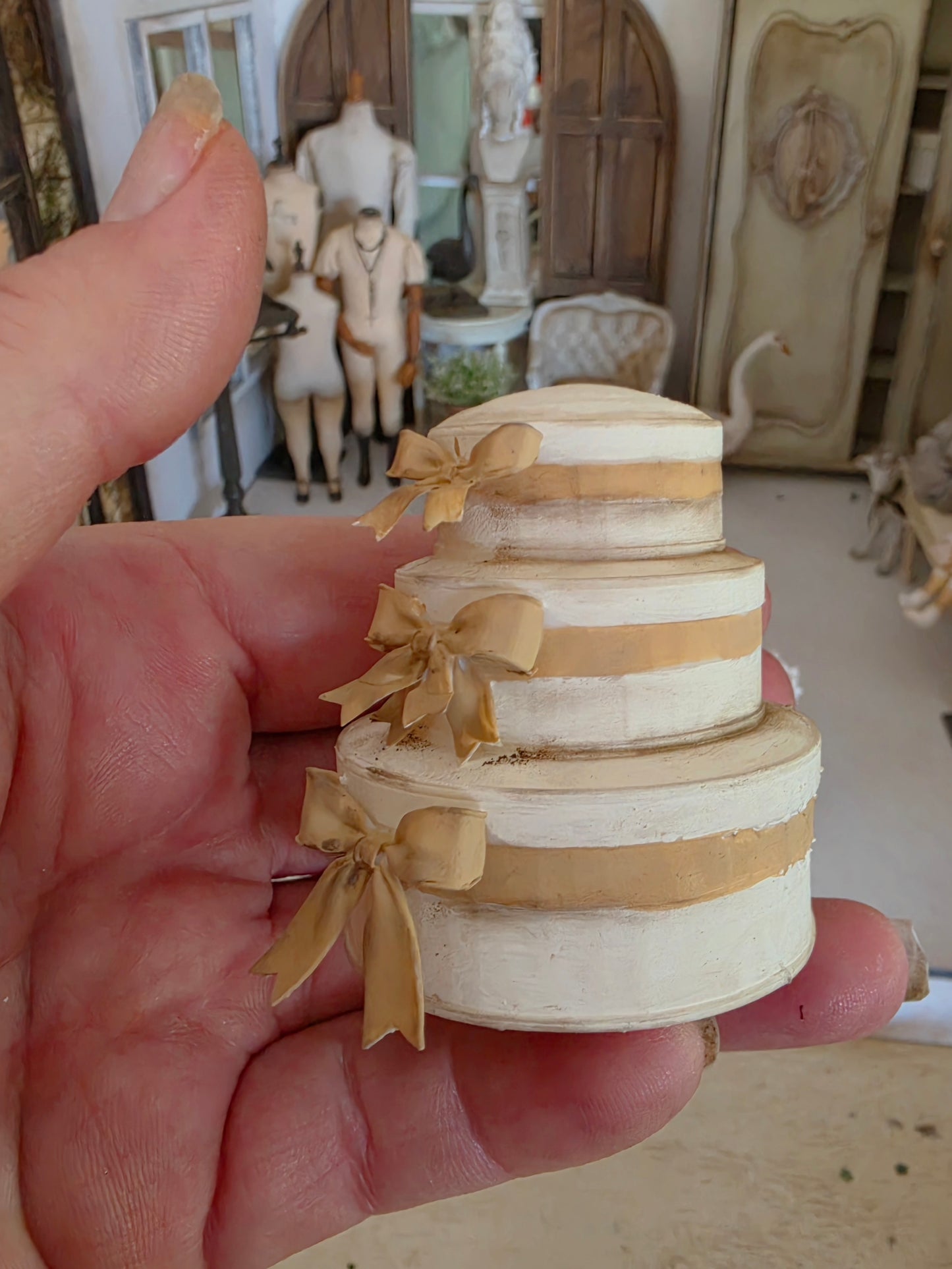 Miniatuur hoedendozen met strikken – brocante stijl