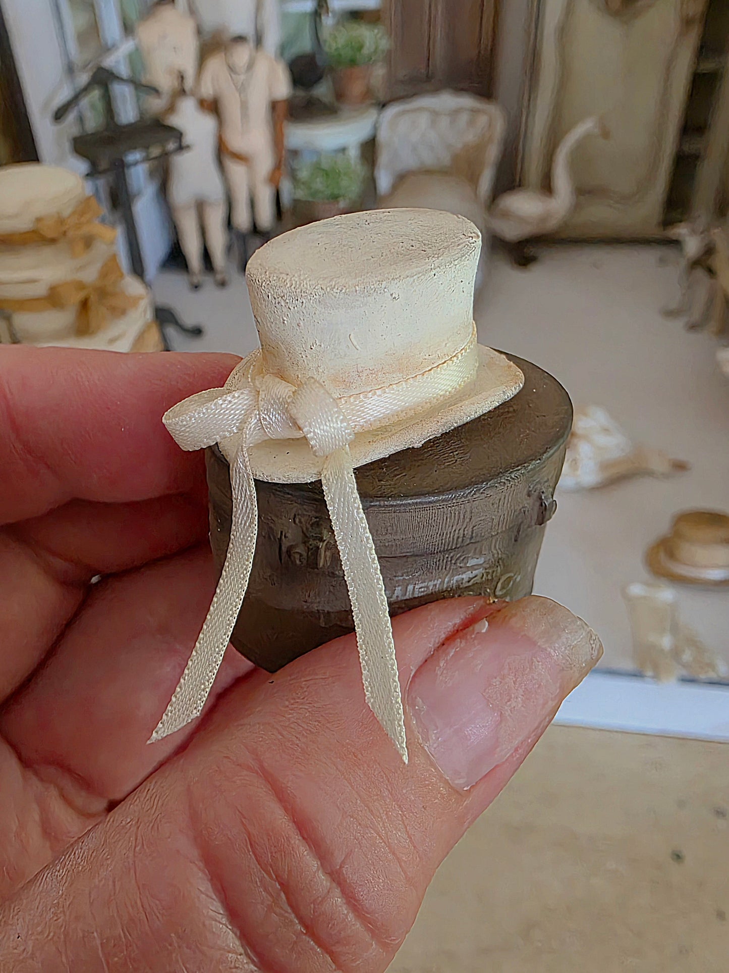 Miniatuur Elegant Hoedje met strik – Victoriaanse Brocante Charme