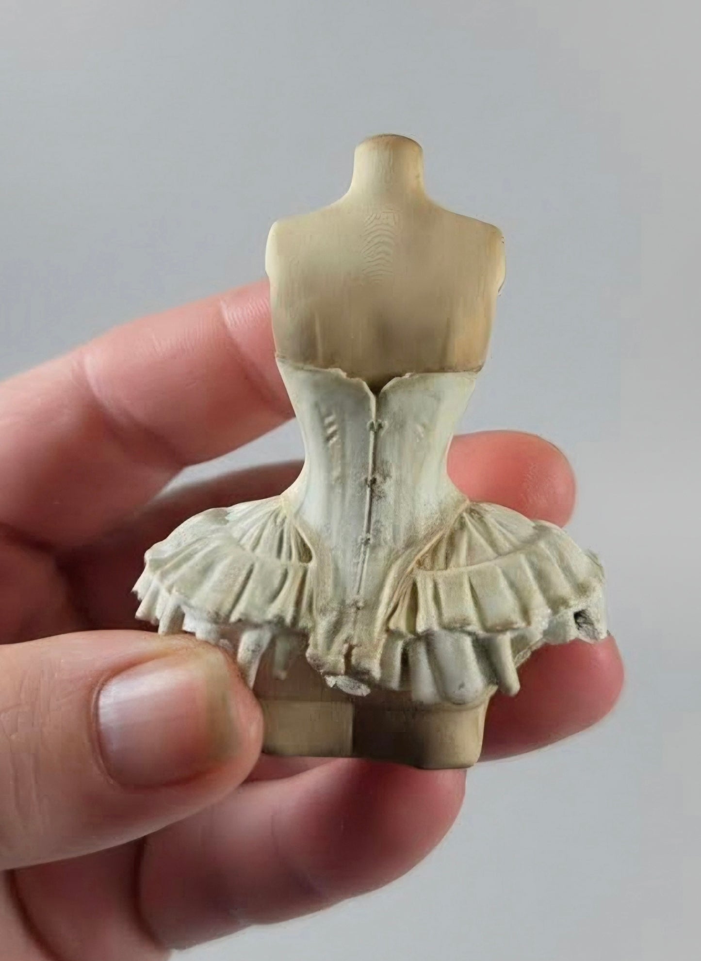 Miniatuur buste met Corset en rok – Schaal 1:12 – Unieke Franse Atelier Decoratie, poppenhuis, diorama