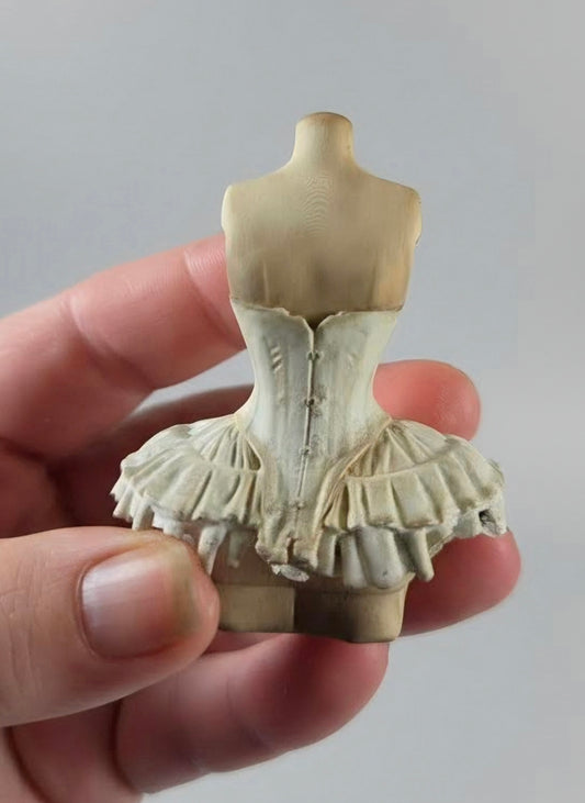 Miniatuur buste met Corset en rok – Schaal 1:12 – Unieke Franse Atelier Decoratie, poppenhuis, diorama