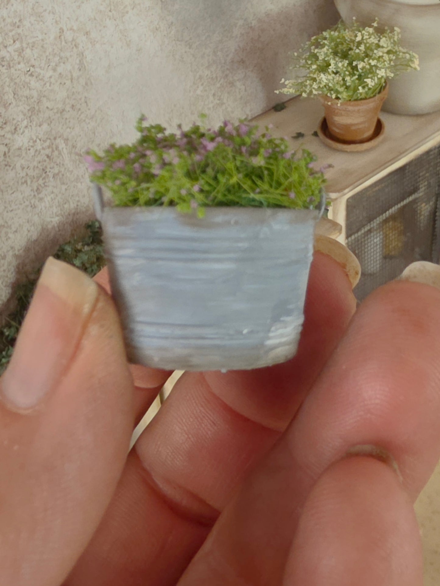 Miniatuur Lila Plantje in Verweerd Zinken Teiltje – Handgemaakt in Brocante Stijl 1:12