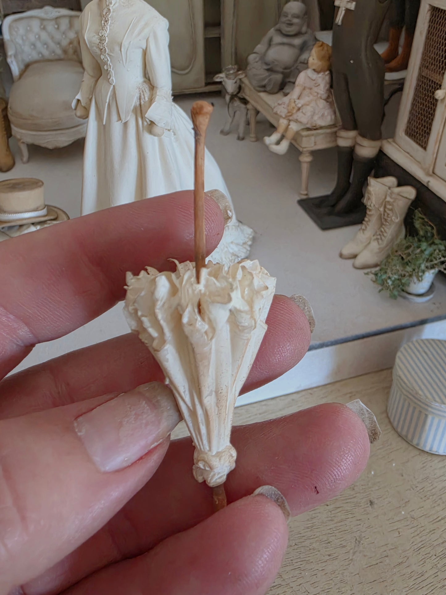 Victoriaans miniatuur parasolletje – handbeschilderd brocante detail