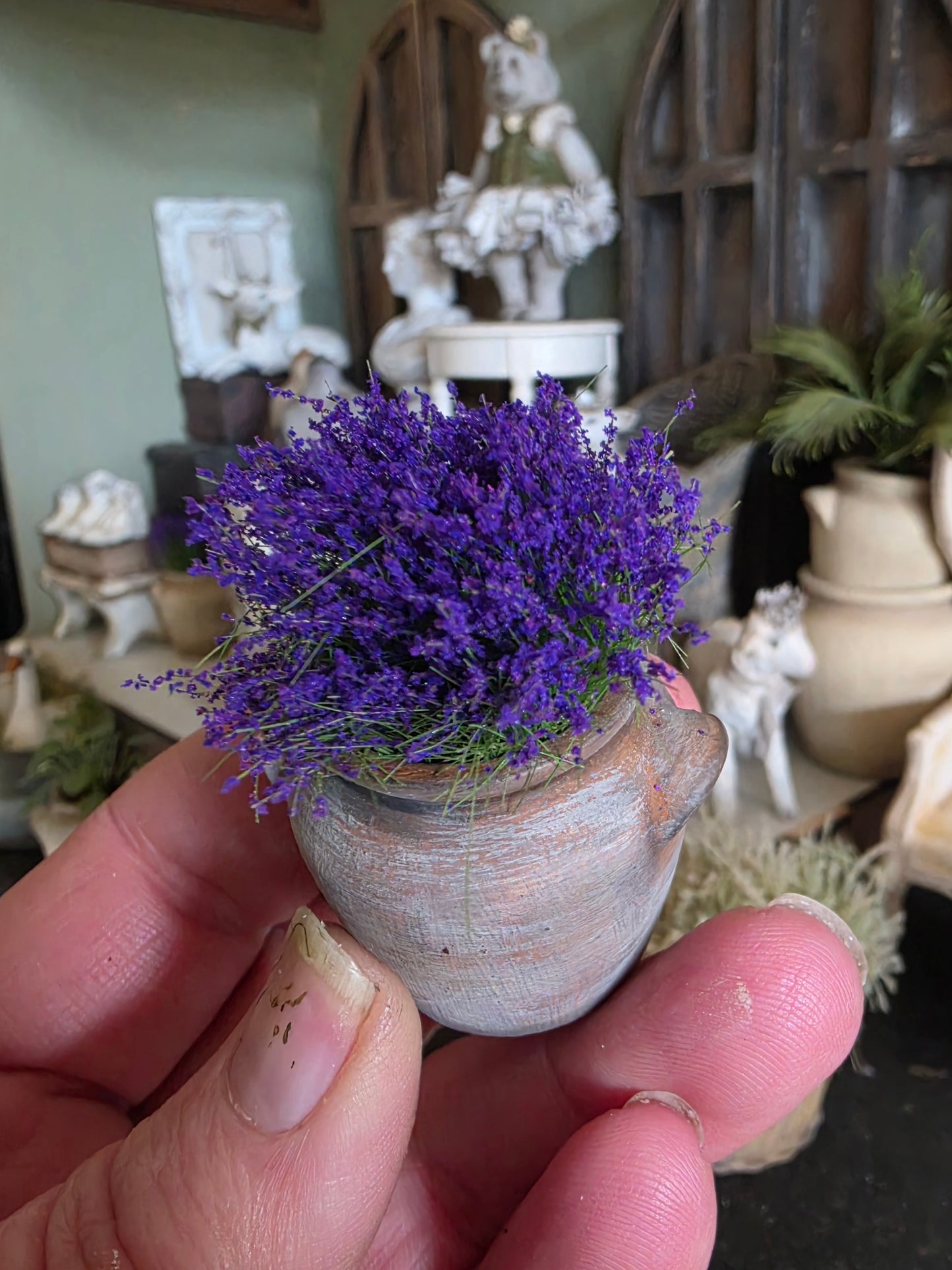 Miniatuur gres pot met lavendel, schaal 1 op 12, poppenhuis, diorama