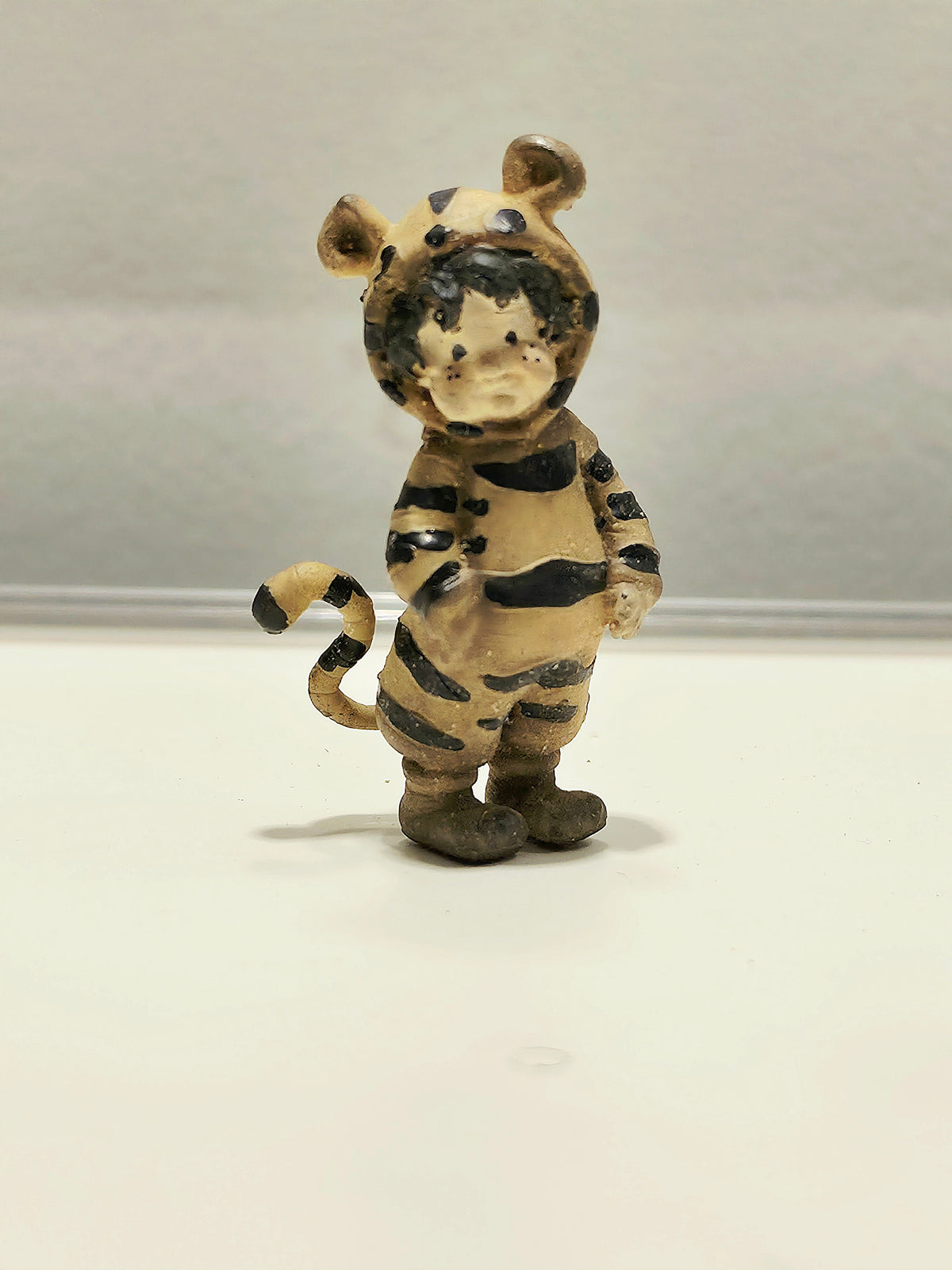 Miniatuur Popje in Tijgerpak | Vintage Doll in Tiger Costume | Brocante Miniatuur | Handbeschilderd Resin