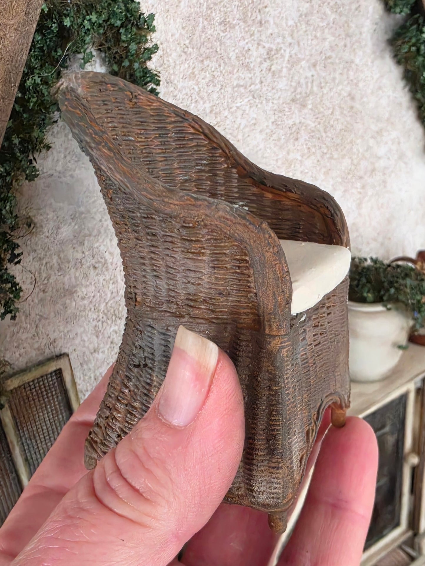 Miniatuur Brocante Rieten Stoel 1:12 | Handgemaakt & Handbeschilderd | Resin Rotan Stoel | Landelijke Poppenhuis Decoratie