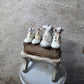 Miniatuur schoentjes op krukje Handbeschilderde Miniatuur in Brocante Old Look – Schaal 1:12