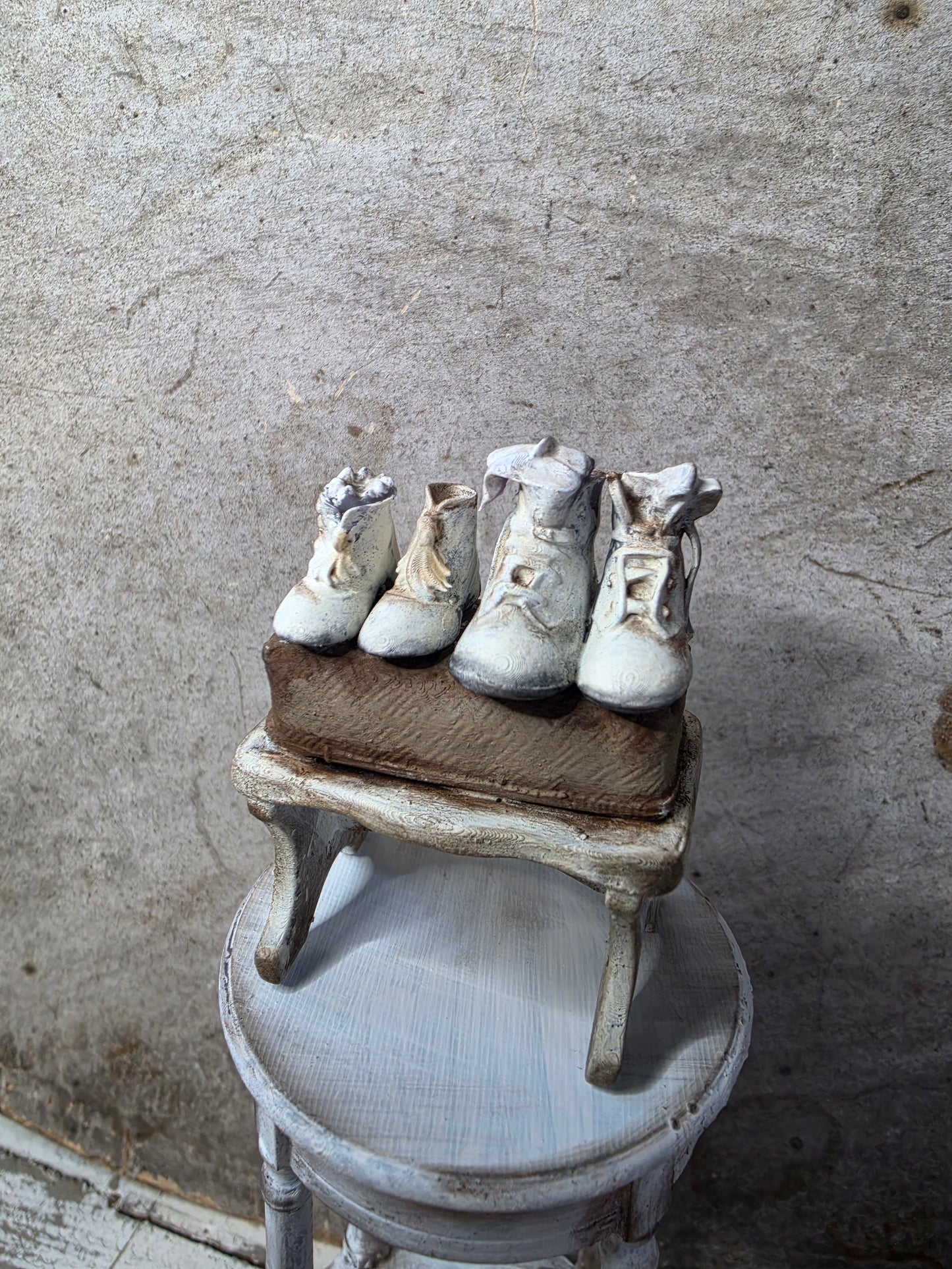 Miniatuur schoentjes op krukje Handbeschilderde Miniatuur in Brocante Old Look – Schaal 1:12