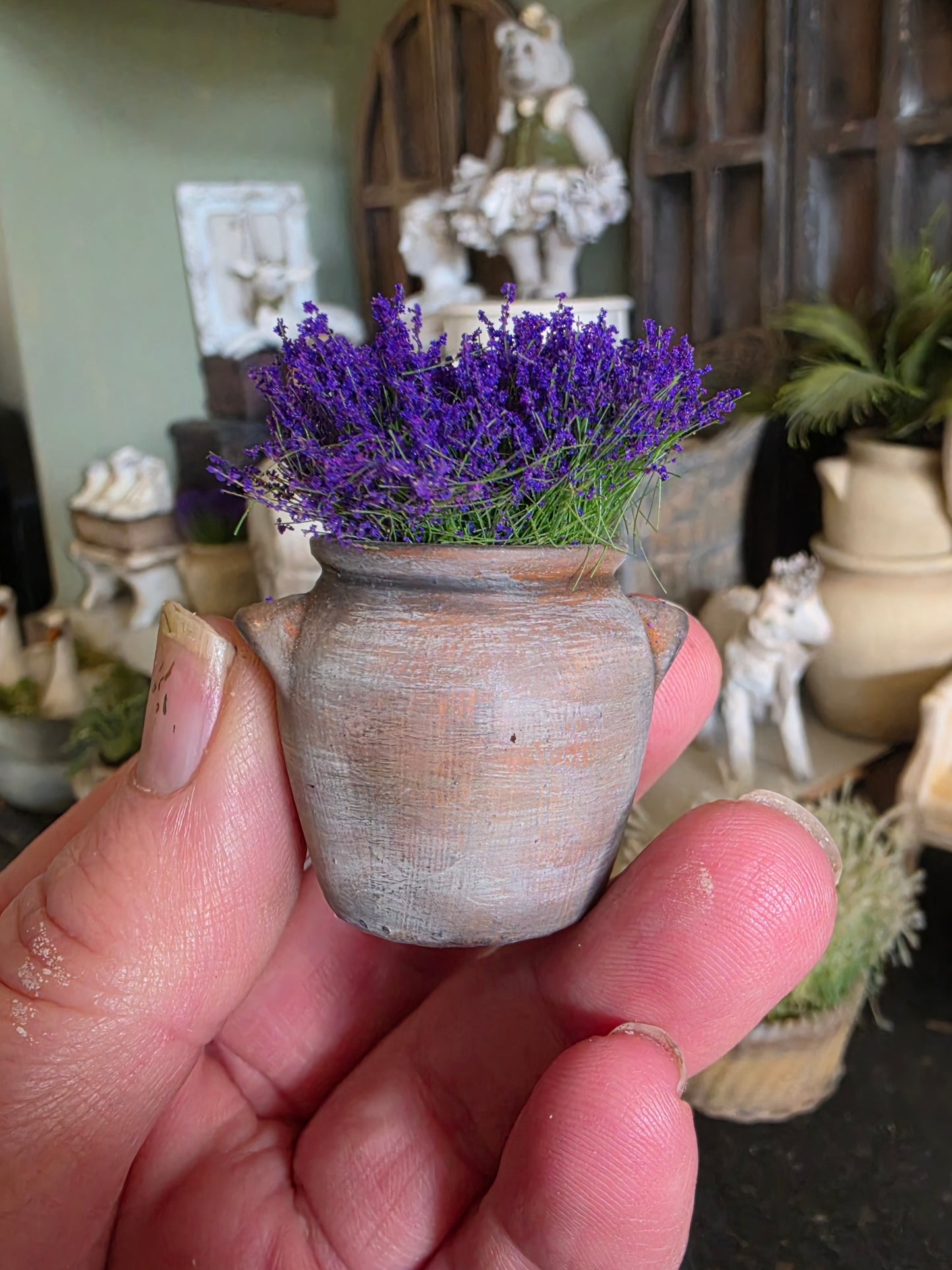 Miniatuur gres pot met lavendel, schaal 1 op 12, poppenhuis, diorama