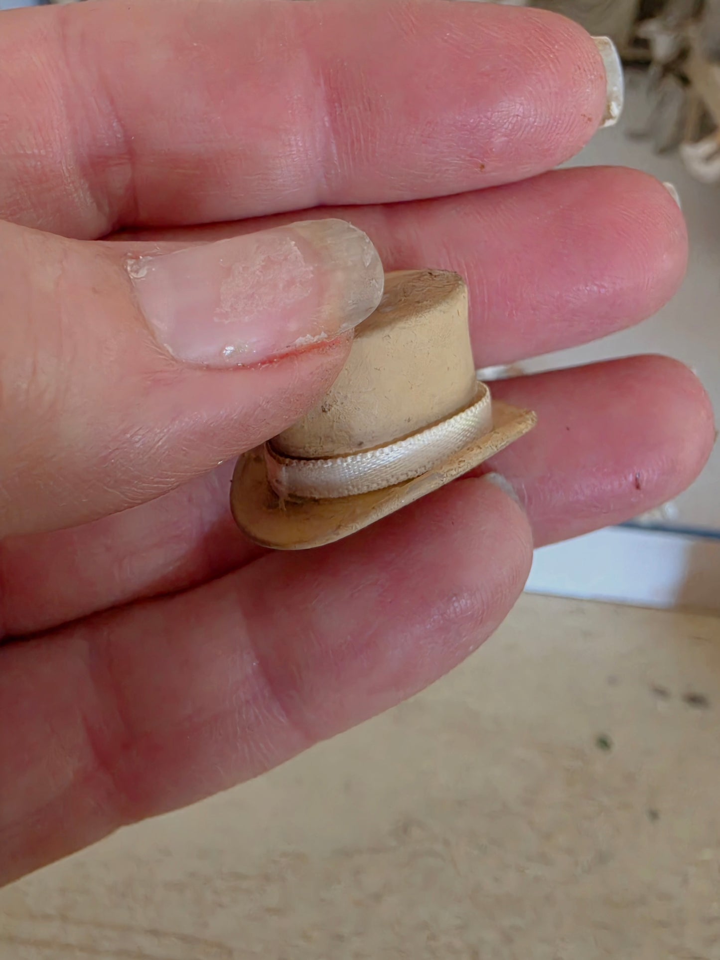 Miniatuur Elegant Hoedje – Victoriaanse Brocante Charme
