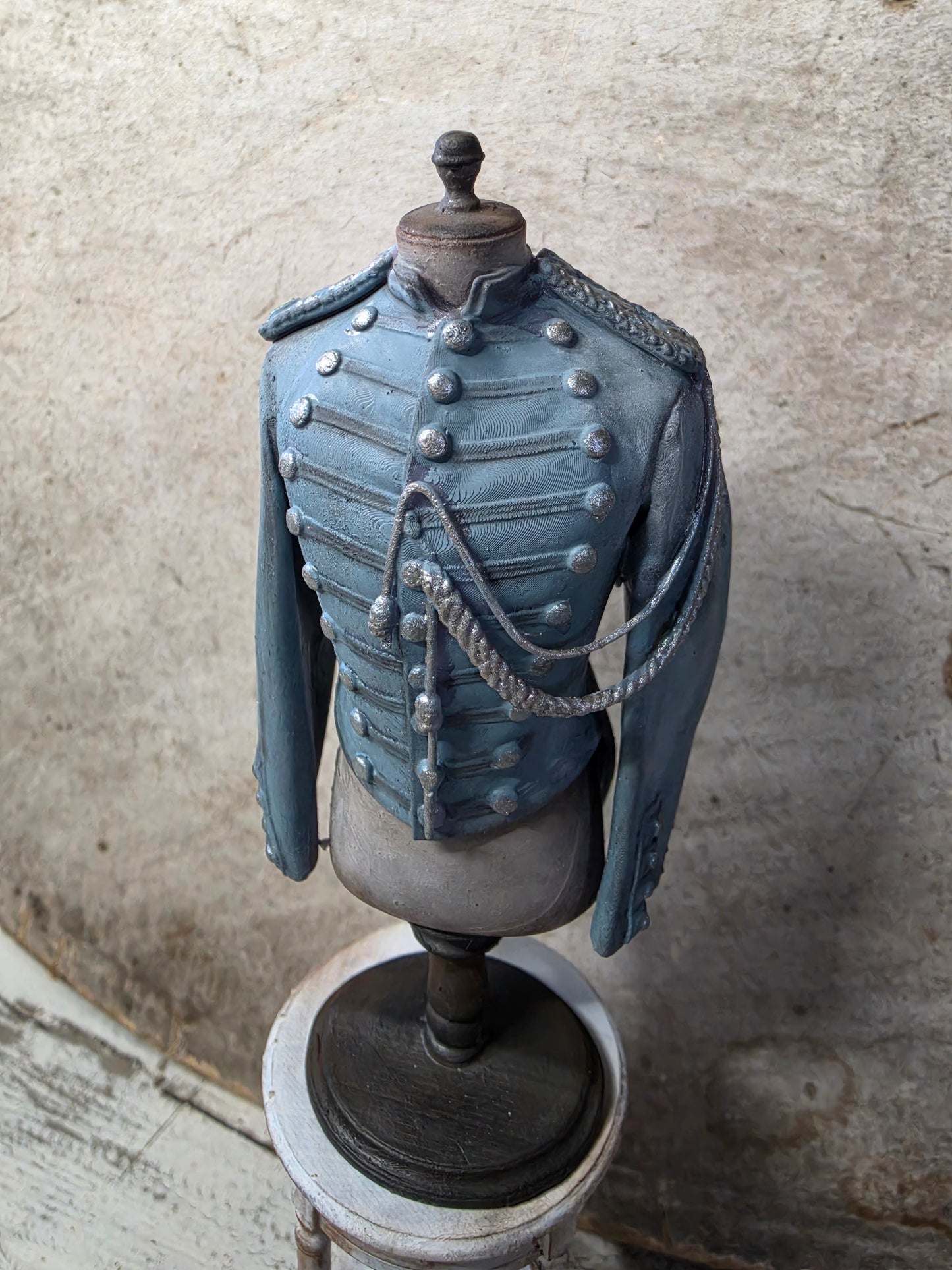 Handbeschilderde Miniatuur buste met uniform – Schaal 1:12 – Unieke Franse Atelier Decoratie, poppenhuis, diorama
