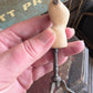Miniatuur Duivenborst Paspop op Driepoot – Handgemaakt in Brocante Stijl 1:12