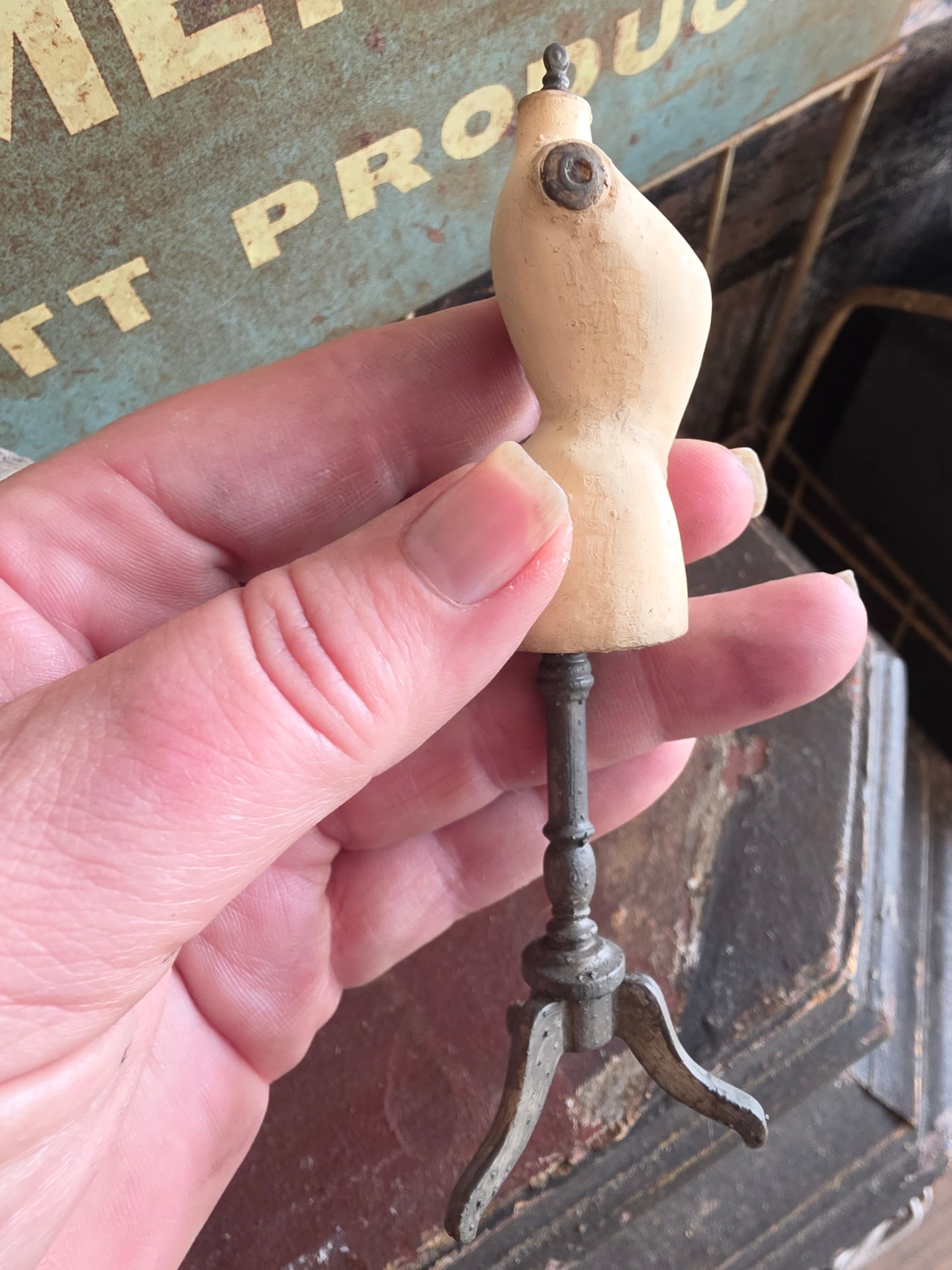 Miniatuur Duivenborst Paspop op Driepoot – Handgemaakt in Brocante Stijl 1:12