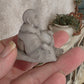 Miniatuur Brocante Boeddha 1:12 | Handgemaakt & Handbeschilderd | Resin Boeddhabeeld | Poppenhuis Decoratie | Brocante Miniatuur