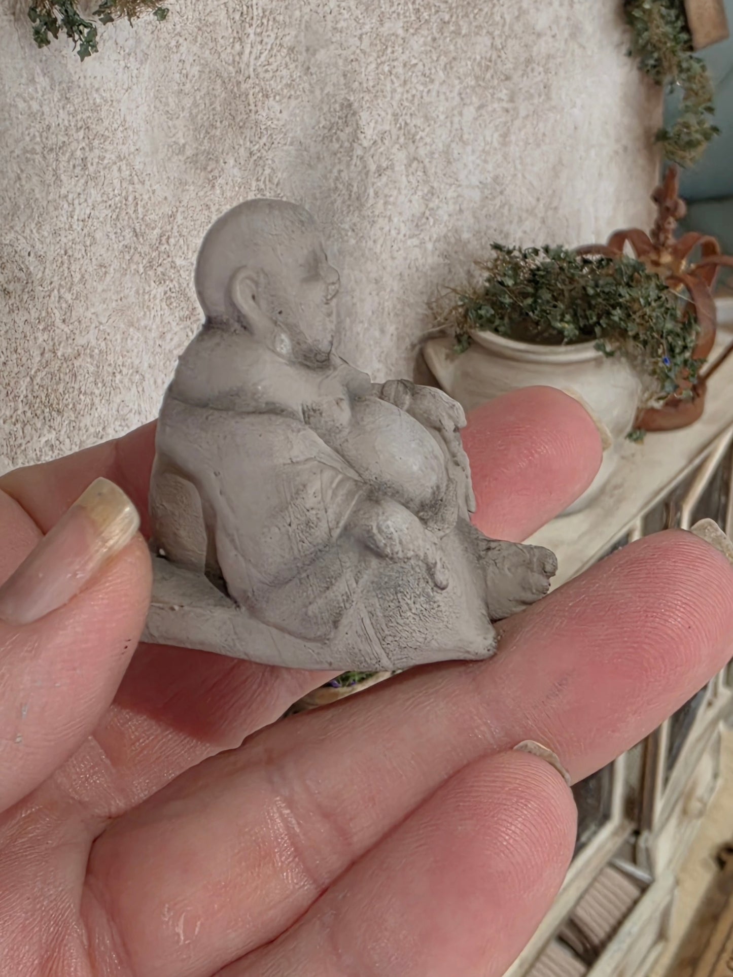 Miniatuur Brocante Boeddha 1:12 | Handgemaakt & Handbeschilderd | Resin Boeddhabeeld | Poppenhuis Decoratie | Brocante Miniatuur